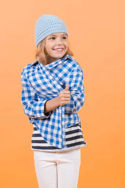 Menina Pequena Sorriso Chapéu Camisa Calças Moda Criança Sorrindo Com — Fotografia de Stock