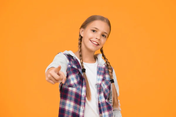 自信だかわいい編組の女の子子供の長い髪小さな女の子のチェックシャツ 幸せな国際的な子供の日 カジュアルスタイル 女の子の黄色の背景 良い気分の概念 正の振動 — ストック写真