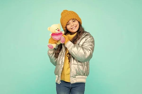 情人节快乐的孩子 戴着帽子和手套 拿着蓝色背景的玩具 — 图库照片
