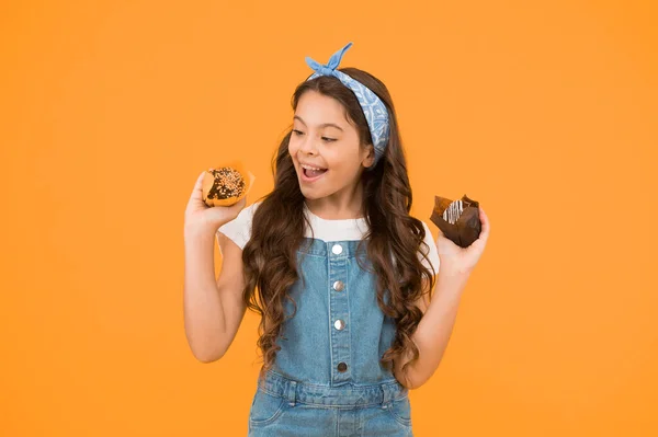 Menina Retro Segurar Bolo Páscoa Menina Bonito Com Muffins Saborosos — Fotografia de Stock