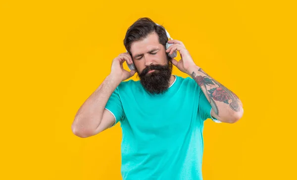Νυσταγμένος Ακουστικά Που Απομονώνονται Κίτρινο Φόντο Τύπος Φορώντας Ακουστικά Μουσικής — Φωτογραφία Αρχείου