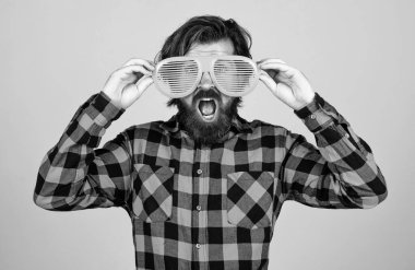 Kareli gömlekli vahşi adamın parti gözlüklü uzun sakalı var, eğlenceli..