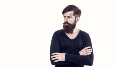 Moda tarzı ve moda. Olgun bir adamın modaya uygun görünüşü. Erkek giyim konsepti. Vahşi ve şık bir hippi. Şehir tarzı giyinmiş sakallı adam. Adam sonbahar stili. Sıradan şehir kıyafetleri..