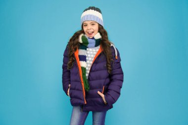 Çocuk giyim mağazası. Rahatlamak için tasarlandı. Moda kızı kışlık giysileri. Moda modası. Moda ceketi. Isınıyorum. Sıradan bir kışlık ceket daha şık, daha rahat özellikleri var. Kadın modası..