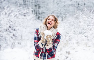 Doğa karla kaplı. Mutluluk. Heyecan verici kış fotoshoot fikirleri. Kar taneleri küçük kristallerdir. Kar oyunları. Kış kıyafeti. Kar dışarıdaki her şeyi harika gösteriyor. Kadın sıcak giysileri, karlı orman..