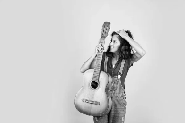 Énekes Akusztikus Gitárral Zene Művészet Musicalbolt Boldog Lány Élvezd Pillanatot — Stock Fotó