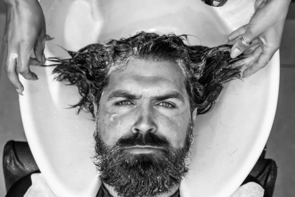 Brutalny Brodaty Mężczyzna Salon Fryzjerski Mistrzem Nawilżacz — Zdjęcie stockowe
