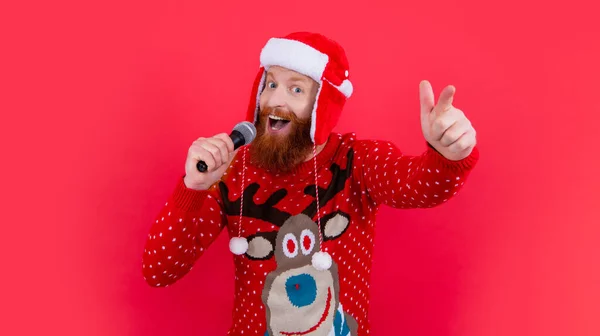 クリスマスの売り上げをマイクで発表した男は驚いた メリー クリスマスセール 赤で隔絶されたマイクでクリスマスセールを発表する男 — ストック写真