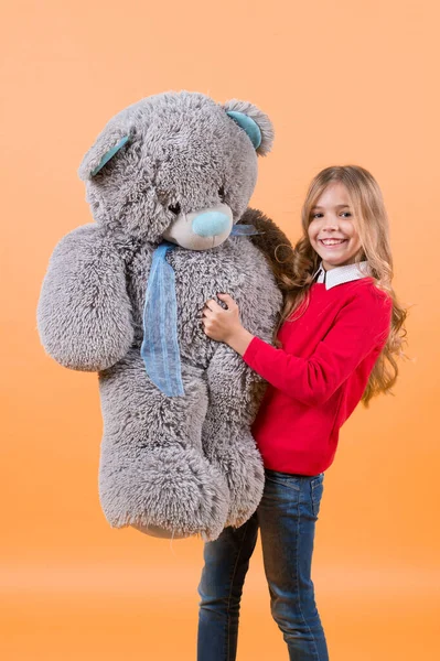 Kind Mit Tierpuppe Geschenk Und Geschenk Glückliche Kindheit Urlaub Geburtstag — Stockfoto
