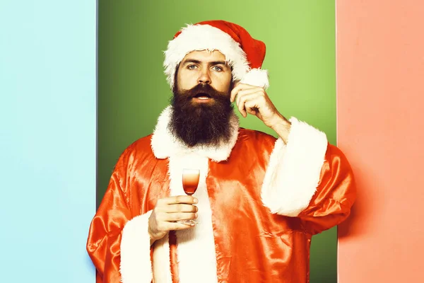Pohledný Muž Vousatý Santa Claus Dlouhým Vousem Údiv Tváři Drží — Stock fotografie