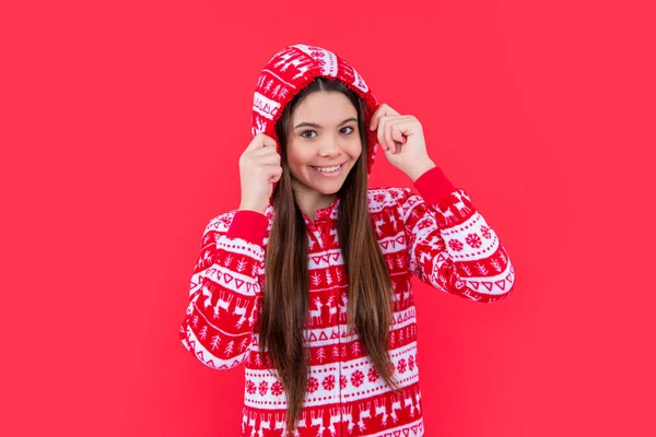 Mutlu Noeller Stüdyoda Kırmızı Noel Kıyafetleri Giyen Mutlu Genç Kız — Stok fotoğraf