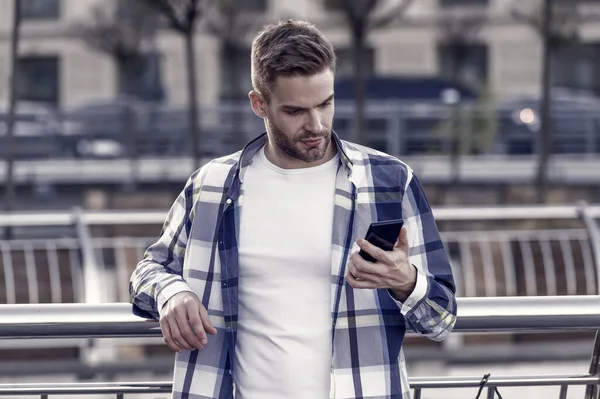 君の本当の仲間だ ハンサムな男は屋外で電話を使用します オンラインチャット Smsメッセージ 携帯電話のメッセージ 携帯電話だ スマートフォン 携帯電話だ 新しい技術だ 現代の生活 — ストック写真