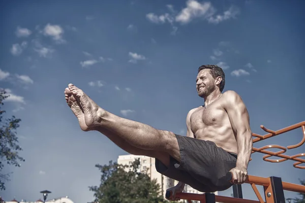 Paralel Bar Mavi Gökyüzü Üzerinde Açık Havada Egzersiz Sporcu Adam — Stok fotoğraf