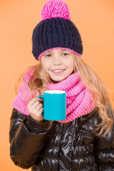 Дівчина Капелюсі Рожевий Шарф Чорна Куртка Чашкою Дитина Блакитною Чашкою — стокове фото