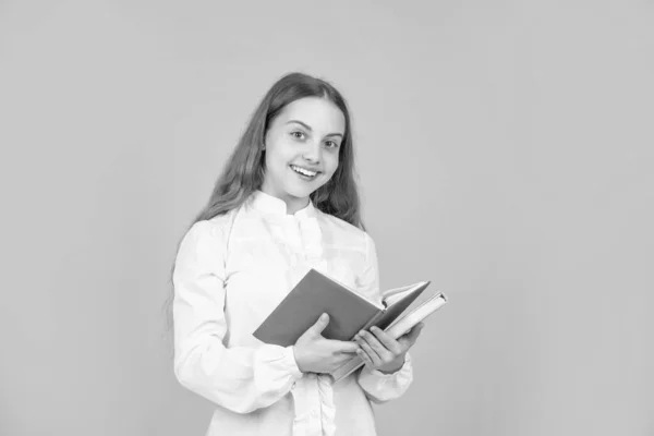 Lächelnder Teenager Student Bildung Der Oberstufe Schülerin Mit Copybook Teenager — Stockfoto
