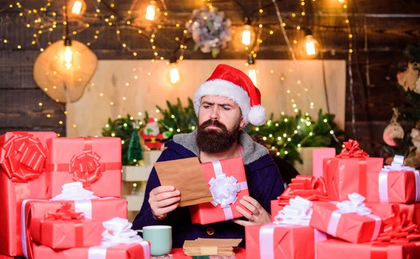 Скоро Рождество Доставка Рождественских Подарков Бородатый Мужчина Санта Приветствую Родственников — стоковое фото