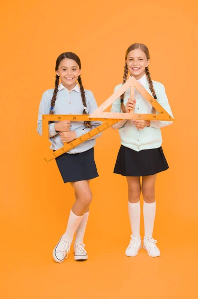 Passar Teoria Para Prática Excelentes Pupilas Escola Secundária Estudantes Arrumado — Fotografia de Stock