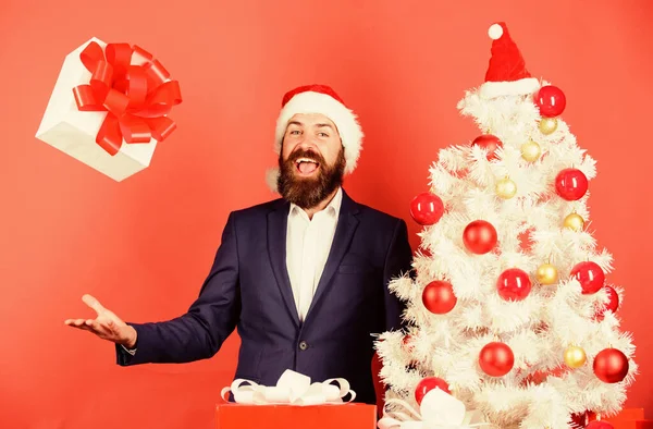 ギフトサービスの概念 クリスマスプレゼントを送るか受け取る 男髭ヒップスター公式スーツ幸せなお祝いクリスマス 男性の手に右に落ちるお祝いのリボン弓とギフトボックス 迅速なギフト配送 — ストック写真