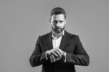 Takım elbiseli, sakallı adam kol saati, kontrol zamanı..