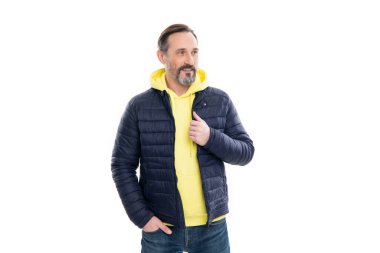 Ceketli olgun bir adam beyaz arka planda izole edilmiş. Adam stüdyoda kalın bir ceket giyiyor. Olgun bir adam için sonbahar ceketi. Olgun erkeğin kalın ceketi..