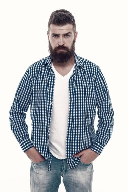 Yakışıklı maço. Sakallı ve bıyıklı beyaz tenli bir adam. Olgun erkek hippinin ciddi bir yüzü var. karizma ve özgüven. Günlük kareli gömlekli, kendine güvenen sakallı bir adam..