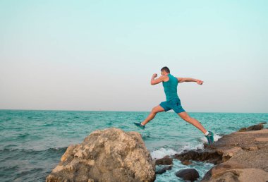 Gerçek şu ki, her zaman daha sıkı koşabilirsin. Bazen gerçekler acıtıyor. Sahilde koşan adam. Koşucu eğitim açık havada. Fit erkek spor fitness egzersiz. Koşu sporu ve hobi. Egzersiz büyük sonuç.
