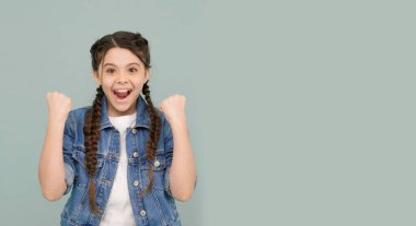 Harika hissediyorum, harika gülümsüyorum. Mutlu kız kazandı. Kazanan küçük bir jest yapar. Diş hijyeni. Oral bakım ürünleri. Dişler doluyor. Diş Sağlığı Hizmetleri. Diş sağlığı mükemmelliği. Gülümseyerek büyü..