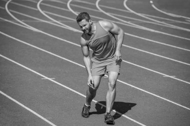 Atletik kaslı adam koşudan ve sağlıktan sonra travma geçiriyor..