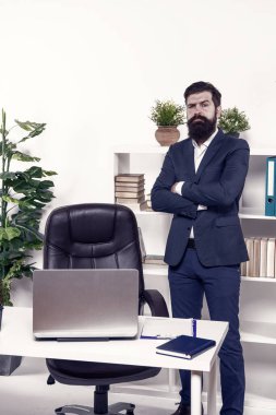 Çalışma zamanı. Yakışıklı ofis müdürü işyerine dönüyor..