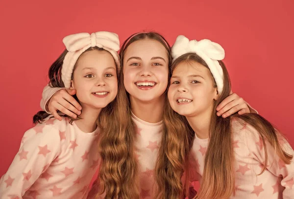 Портрет Счастливых Детей Улыбающимися Лицами Домашней Одежде Розовый Фон — стоковое фото