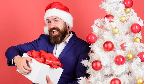 ギフトサービスの概念 クリスマスプレゼントを送るか受け取る 迅速な贈り物の配達 幸せな休日 冬の売り上げ クリスマス ショッピング 髭の男サンタ ハット 新年の驚きだ — ストック写真