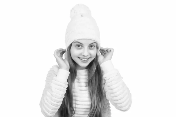 小孩穿着白色孤立的针织物 戴帽子 穿着毛衣的孩子 秋天流行风格 保暖的衣服穿着冬衣的快乐少女 童年的快乐时尚与美 — 图库照片