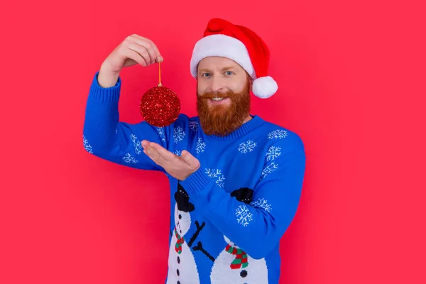 Новогоднее Украшение Счастливый Бородатый Мужчина Держит Новогодние Украшения Красном Фоне — стоковое фото