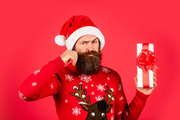 最後の準備だ 贈り物や準備をします クリスマス休暇には驚きだ 新年会だ サンタ クラスの帽子の成熟した残酷なヒップスター セーターを着た幸せな髭の男 クリスマスの時間だ — ストック写真