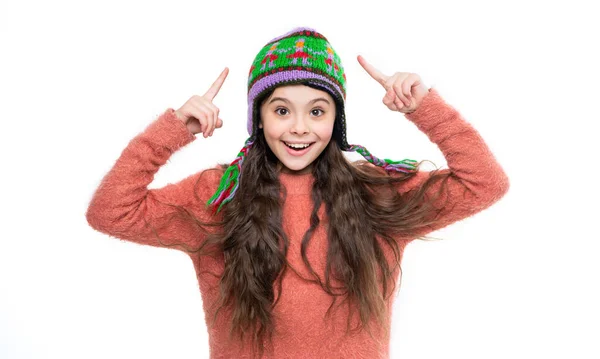 Genç Kız Beyaz Arka Planda Izole Edilmiş Kış Şapkasını Işaret — Stok fotoğraf