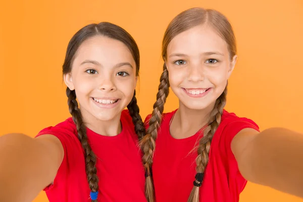 Rögzítése Pillanatok Gyermek Lányok Fotózásra Gyerekek Gyerekek Boldog Arcok Videohívási — Stock Fotó