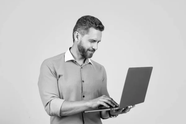 Tişörtlü Dizüstü Bilgisayarlı Sakallı Yakışıklı Adamı — Stok fotoğraf