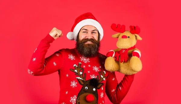 Grande Presente Natal Compras Line Homem Brutal Segurar Brinquedo Rena — Fotografia de Stock