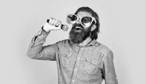 Talan Edilmiş Sakallı Adam Mikrofonda Şarkı Söylüyor Vahşi Kafkas Hipster — Stok fotoğraf