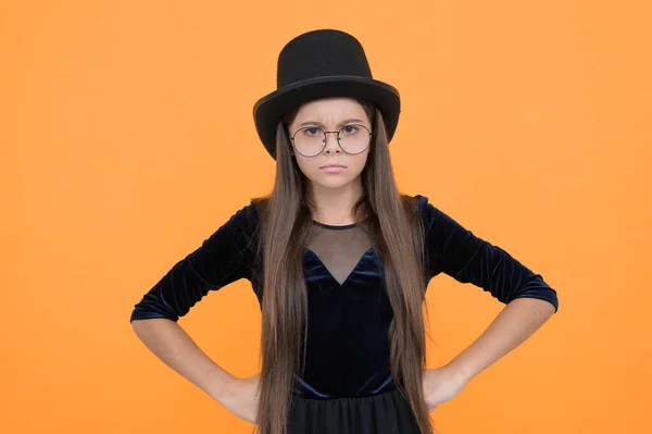 Gözlüklü Uzun Saçlı Ciddi Bir Kadın Bebek Moda Partisi Elbisesi — Stok fotoğraf