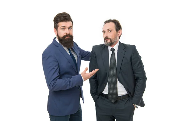 私たちのビジネスパートナーを満たす 男性は成功した起業家の白い背景 ビジネスチーム ビジネスマンの概念 男の髭は正式なスーツを着ている 手入れの行き届いたビジネスマンだ パートナーシップとチームワーク — ストック写真