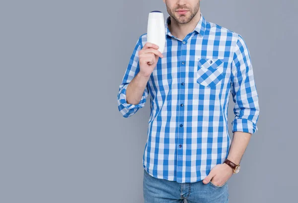 Man Houd Fles Aftershave Product Met Kopieerruimte Man Houden Aftershave — Stockfoto
