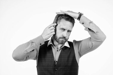 Hırslı ve yakışıklı. Berber dükkanı. Kendine güvenen adam tımar ediyor. Erkek güzellik ve moda. Kuaför konsepti. Olgun profesyonel berber tarak. Saç fırçasıyla saç tarayan yakışıklı bir kuaför..