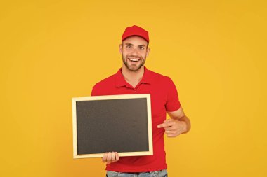 Kara tahtanın arkasındaki erkek. Yararlı bilgi için yer. Reklam fotokopisi. Pazarlama tasarımın. Hızlı teslimat. Kara tahtalı, şapkalı neşeli bir adam. adam duyuru yapıyor.