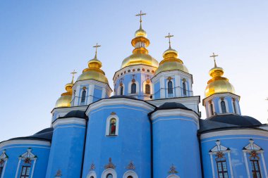Ortodoks kilisesinin mavi rengi. Ortodoks kilisesinin alçak açısı. Ortodoks kilisesinin dini binası. Kubbeli Ortodoks Kilisesi 'nin mimarisi.