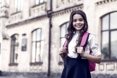 Herkese bedava eğitim. Mutlu çocuk okula gidiyor. 1 Eylül. Resmi okul eğitimi. Zorunlu eğitim. Evde eğitim. Özel ders. Bilgi toplama günü. İlgili ortamda öğrenme, alanı kopyala.