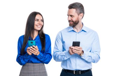 Beyazlar üzerinde izole iş arkadaşları iletişimi. İş arkadaşlarının stüdyo fotoğrafları iş iletişimine sahiptir. İki iş arkadaşı. Modern telefon iletişimi. mobil iş iletişimi