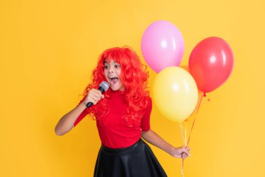 Sarı arka planda parti balonu ve mikrofonlu çocuk gülümsemesi.