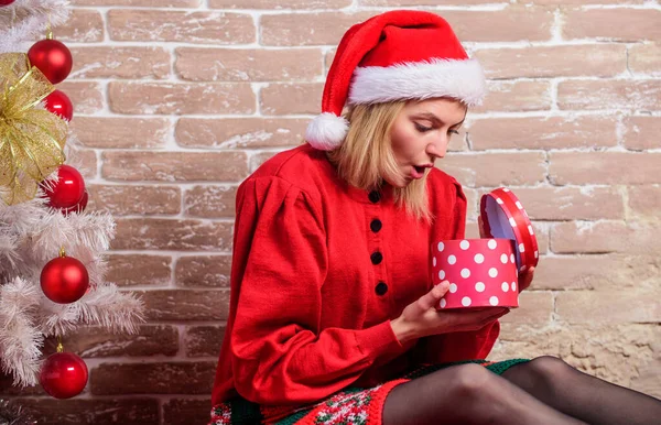Vilken Överraskning Glad Tomte Flicka Öppna Presentförpackning Julöverraskning Fira Nyår — Stockfoto