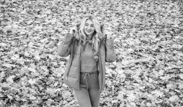 Šťastná Žena Úsměv Pletených Teplé Venkovní Oblečení Podzimní Styl Kabát — Stock fotografie